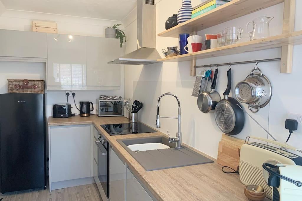 May Cottage - Heart Of Vibrant Village & 10 Mins Walk To Beach Милфорд-он-Си Экстерьер фото